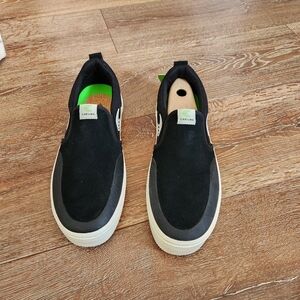 Cariuma Casual Black Slip On Sneakers